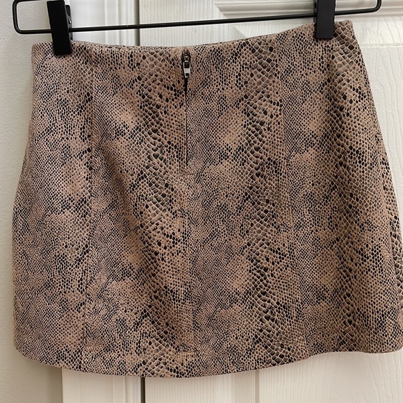 Faux suede snake print mini skirt - Picture 3 of 6